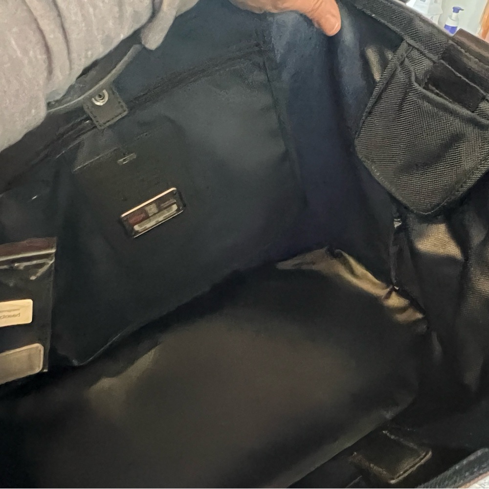 Tumi Black NWT Interior Large Tote Bag - Picture 5 of 14